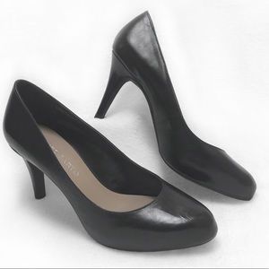 Classic black leather pumps, very good condition